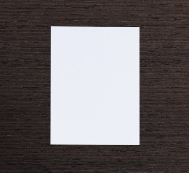 Ahşap masa arka plan üzerinde beyaz kağıt