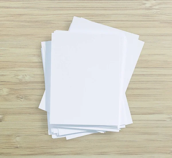 Ahşap masa arka plan üzerinde beyaz kağıt