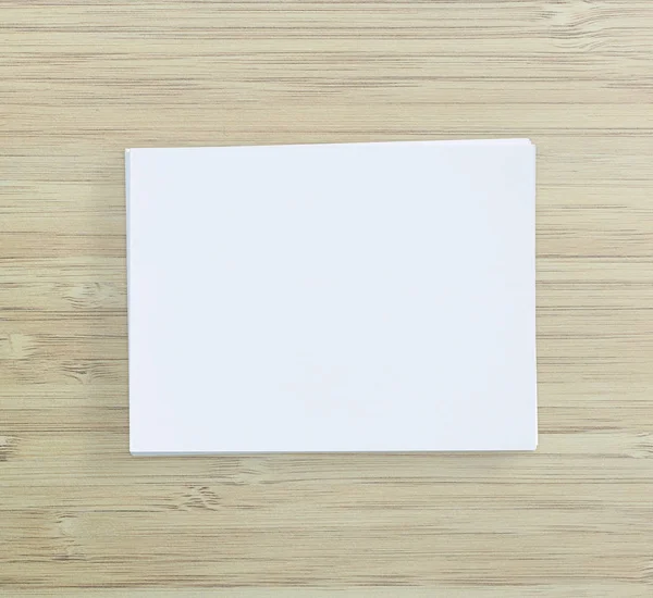 Ahşap masa arka plan üzerinde beyaz kağıt