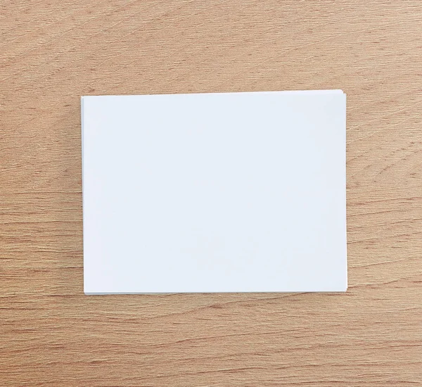 Ahşap masa arka plan üzerinde beyaz kağıt