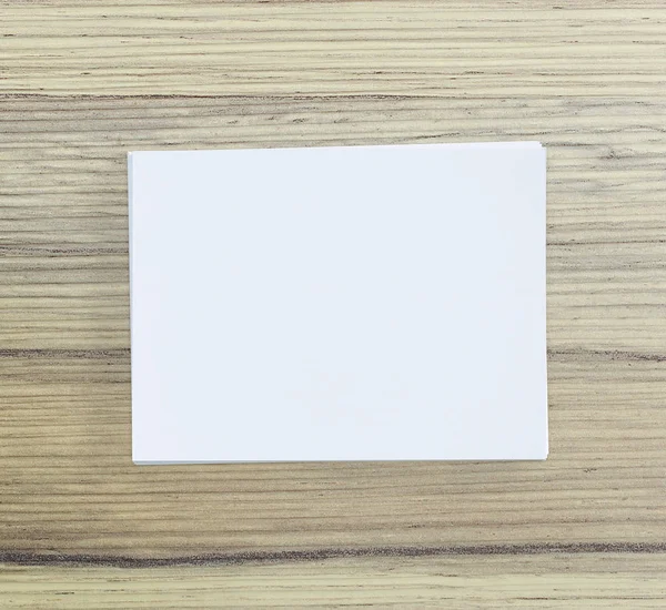 Ahşap masa arka plan üzerinde beyaz kağıt