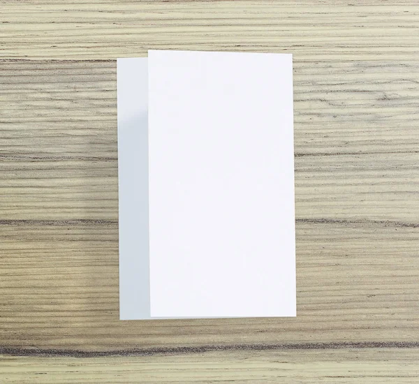 Ahşap masa arka plan üzerinde beyaz kağıt