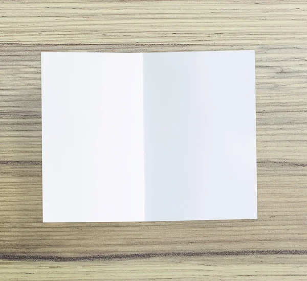 Ahşap masa arka plan üzerinde beyaz kağıt