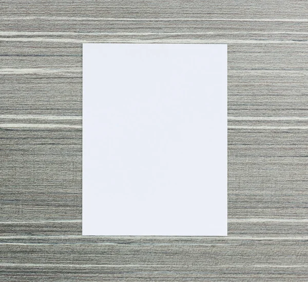 Ahşap masa arka plan üzerinde beyaz kağıt