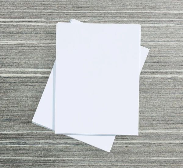 Ahşap masa arka plan üzerinde beyaz kağıt