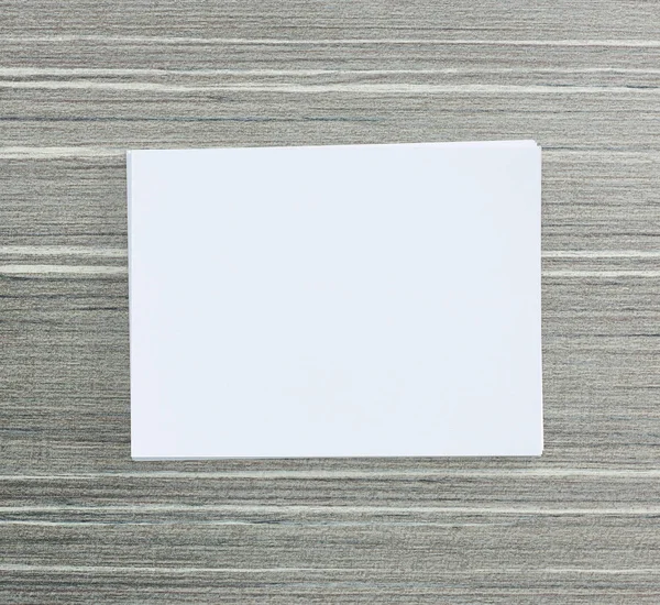 Ahşap masa arka plan üzerinde beyaz kağıt