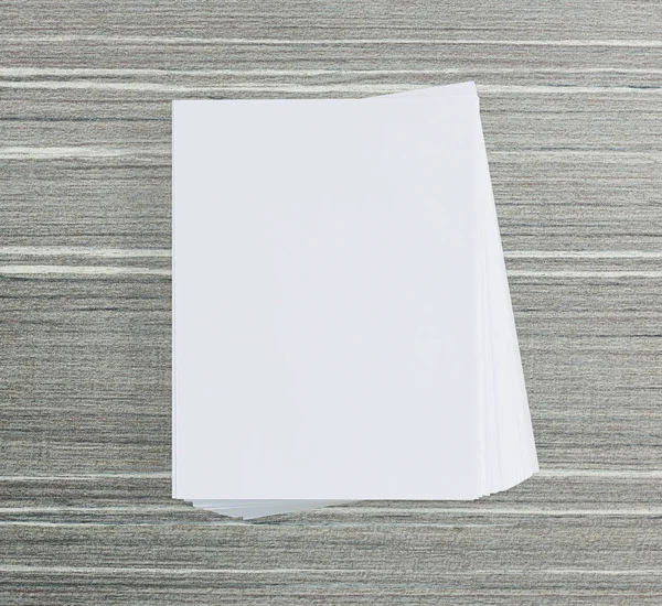 Libro bianco sulla tavola di legno di sfondo — Foto Stock