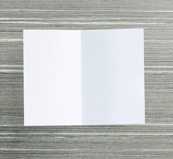 Ahşap masa arka plan üzerinde beyaz kağıt