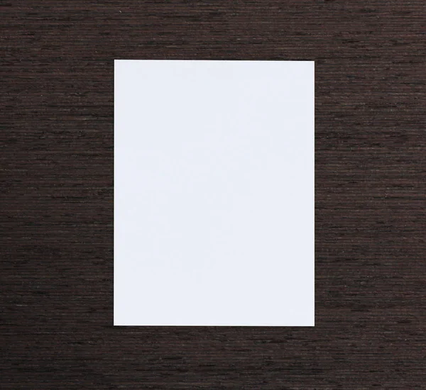 Ahşap masa arka plan üzerinde beyaz kağıt