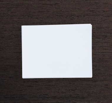 Ahşap masa arka plan üzerinde beyaz kağıt