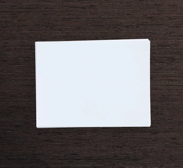Ahşap masa arka plan üzerinde beyaz kağıt
