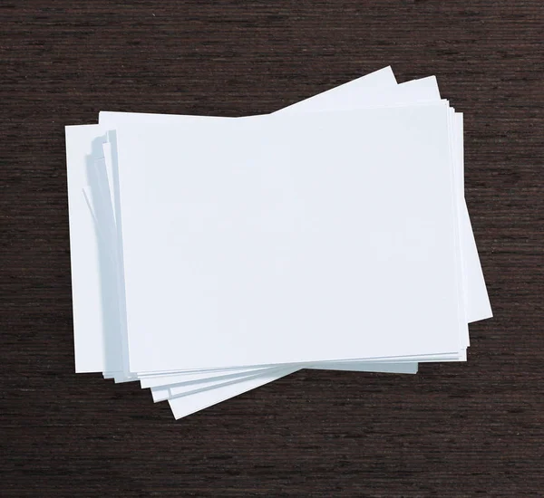 Ahşap masa arka plan üzerinde beyaz kağıt