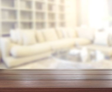 Masa üstü ve arka planın bulanık oturma odası