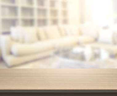 Masa üstü ve arka planın bulanık oturma odası