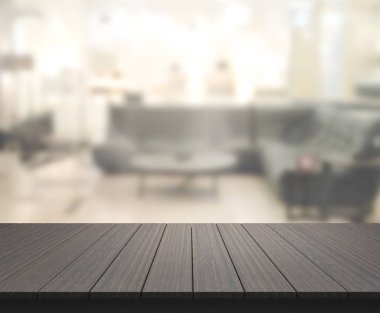 Masa üstü ve arka planın bulanık oturma odası