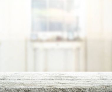 Masa üstü ve arka planın bulanık oturma odası