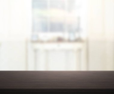 Masa üstü ve arka planın bulanık oturma odası