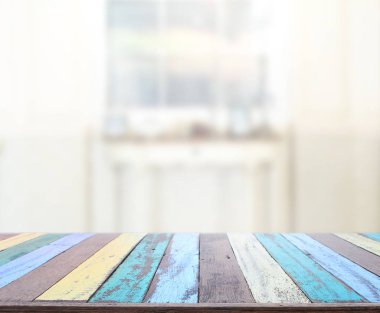 Masa üstü ve arka planın bulanık oturma odası