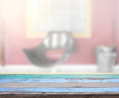 Masa üstü ve arka planın bulanık oturma odası