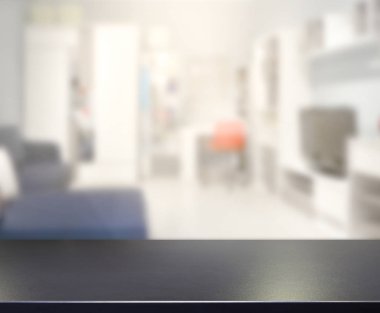 Masa üstü ve arka planın bulanık oturma odası