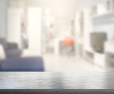 Masa üstü ve arka planın bulanık oturma odası