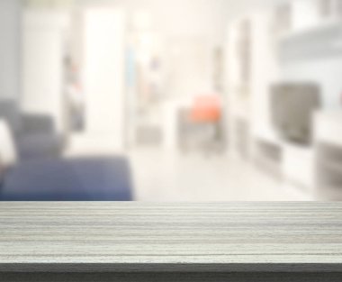 Masa üstü ve arka planın bulanık oturma odası