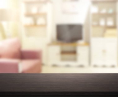 Masa üstü ve arka planın bulanık oturma odası