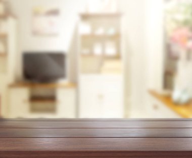 Masa üstü ve arka planın bulanık oturma odası