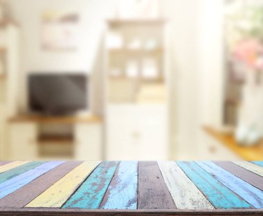 Masa üstü ve arka planın bulanık oturma odası