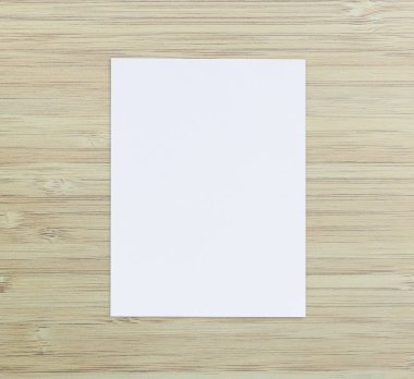 Ahşap masa arka plan üzerinde beyaz kağıt