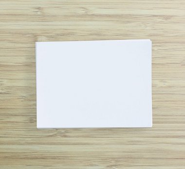 Ahşap masa arka plan üzerinde beyaz kağıt