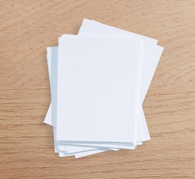 Ahşap masa arka plan üzerinde beyaz kağıt