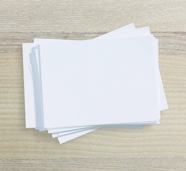 Ahşap masa arka plan üzerinde beyaz kağıt