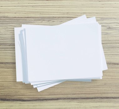 Ahşap masa arka plan üzerinde beyaz kağıt
