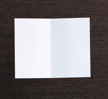 Ahşap masa arka plan üzerinde beyaz kağıt