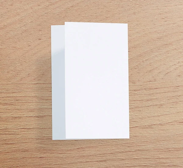 Ahşap masa arka plan üzerinde beyaz kağıt