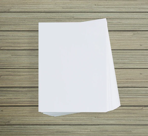 Ahşap masa arka plan üzerinde beyaz kağıt