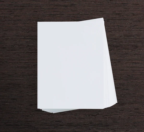 Ahşap masa arka plan üzerinde beyaz kağıt