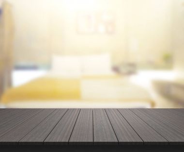 Masa üstü ve bulanıklık arka planda yatak odası