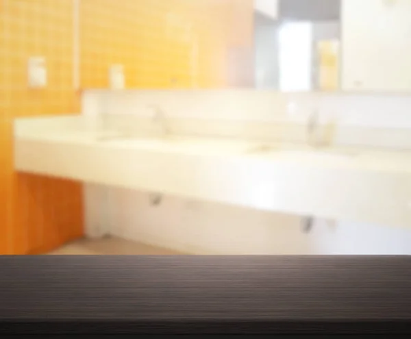 テーブル トップ、背景のぼかしバスルーム — ストック写真