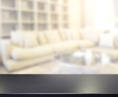 Masa üstü ve arka planın bulanık oturma odası