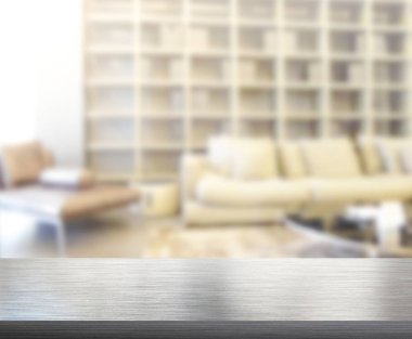 Masa üstü ve arka planın bulanık oturma odası