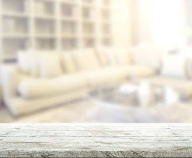 Masa üstü ve arka planın bulanık oturma odası