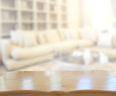 Masa üstü ve arka planın bulanık oturma odası