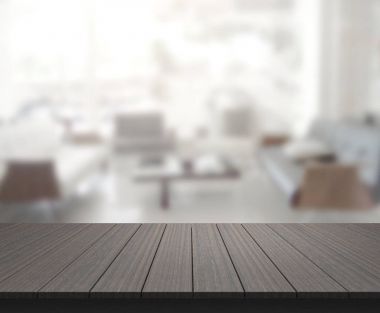 Masa üstü ve arka planın bulanık oturma odası