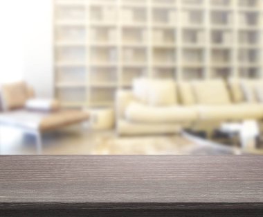 Masa üstü ve arka planın bulanık oturma odası