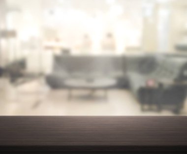 Masa üstü ve arka planın bulanık oturma odası