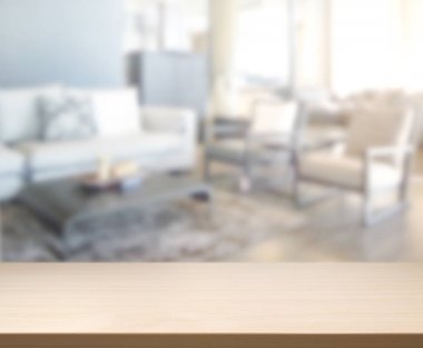 Masa üstü ve arka planın bulanık oturma odası