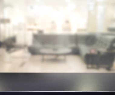 Masa üstü ve arka planın bulanık oturma odası