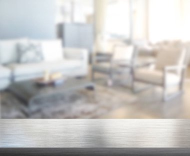 Masa üstü ve arka planın bulanık oturma odası